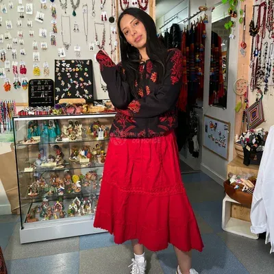 Gilet Brodé Flores Noir et Rouge 50% Alpaga — Vorschaubild 1